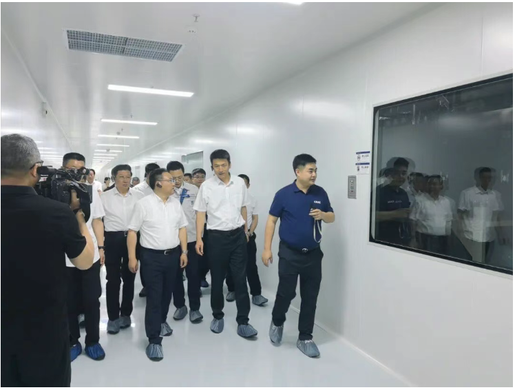 江苏省宝应县委书记张小辉、青海省玛多县委书记丁凤山一行参观CNAE扬州中钠产线